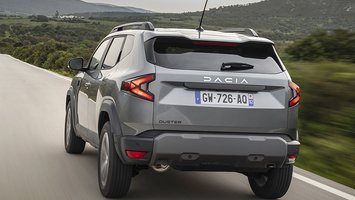 Dacia Duster set bagfra, mens den kører på en landevej