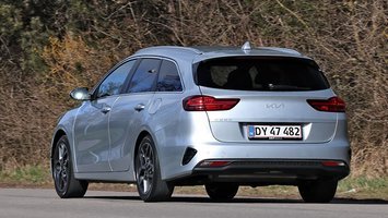 Kia Ceed SW set bagfra, mens den kører på landevej