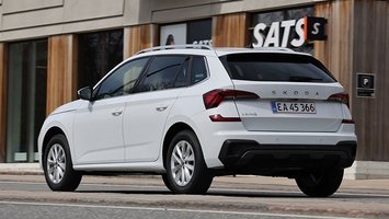 En hvid Skoda Kamiq set bagfra