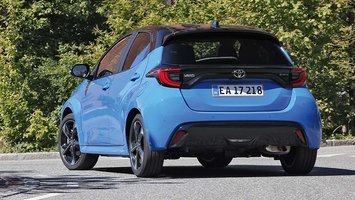 Blå Toyota Yaris set bagfra