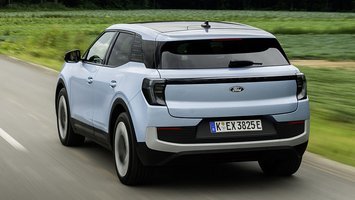 Ford Explorer set bagfra, mens den kører