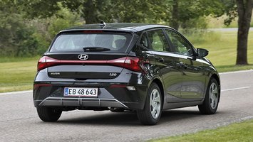 Hyundai i20 set bagfra, mens den kører på en vej