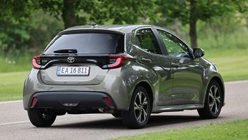Toyota Yaris set bagfra, mens den kører på en vej