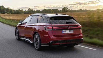 VW ID.7 Tourer set bagfra, mens den kører i tusmørke