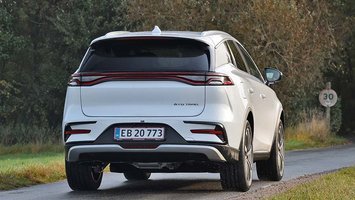 Elbilen BYD Tang set bagfra, mens den kører på en vej