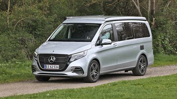 En Mercedes-Benz Marco Polo kører på en vej med træer i baggrunden