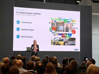 FDMs direktør, Stina Glavind, taler under eCarExpo-messen 2022.