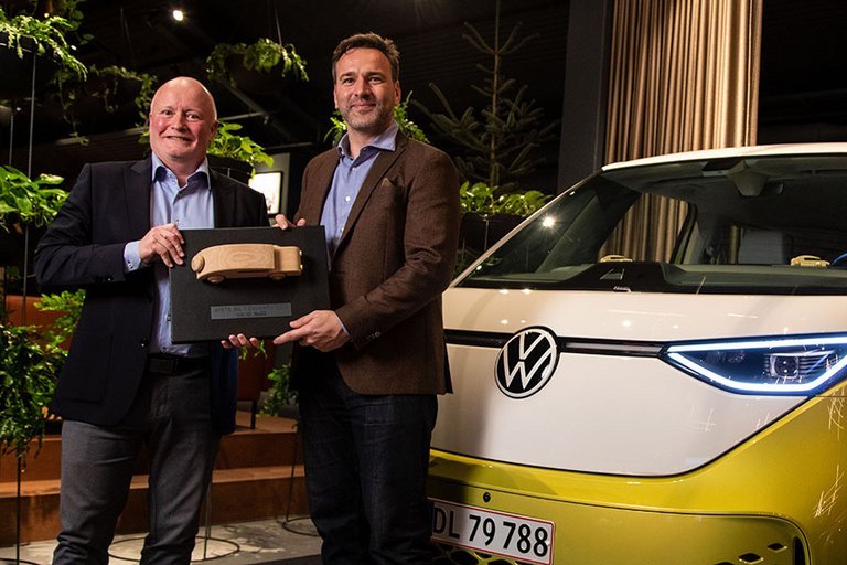 Formanden for Danske Motorjournalister, Karsten M. Lemche (t.h.) overrækker hæderen til direktøren for Volkswagen Danmark, Michael Eberling.