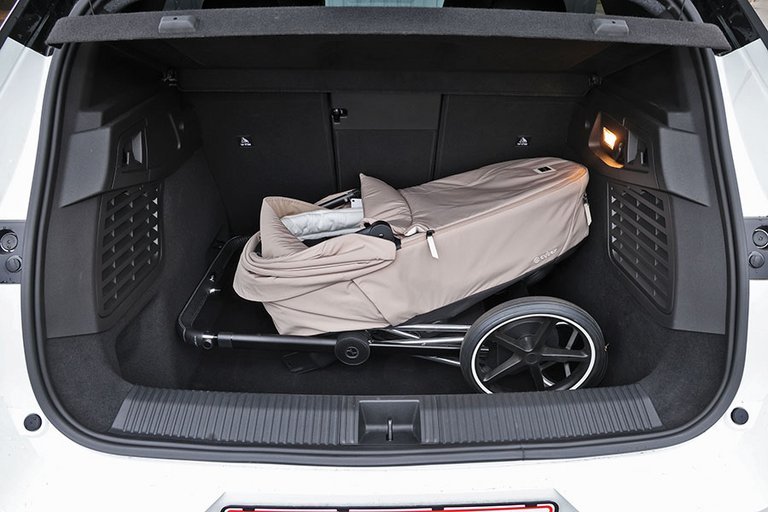 Barnevogn i bagagerummet på en Renault Scenic