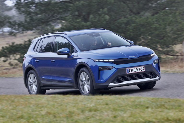 Blå Skoda Elroq kører på landevej