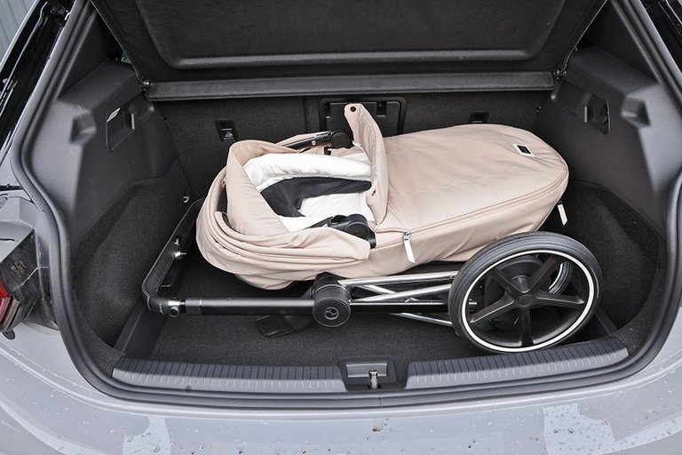 Barnevogn i bagagerummet på en VW ID.3