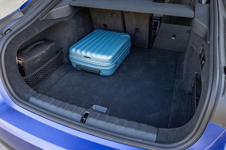 Bagagerummet er på 470 liter, og du kan lægge bagsæderne ned for at få mere plads.