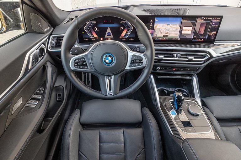 Indretningen i kabinen er traditionel BMW, dog med deres helt nye iDrive styresystem og den nye letbuede trykskærm.