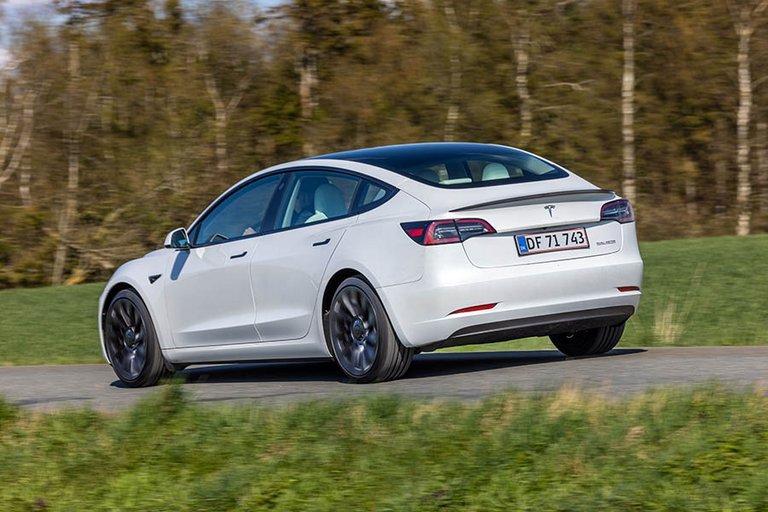 Der er kun fire sidedøre i Tesla Model 3 og en udvendig bagklap. 