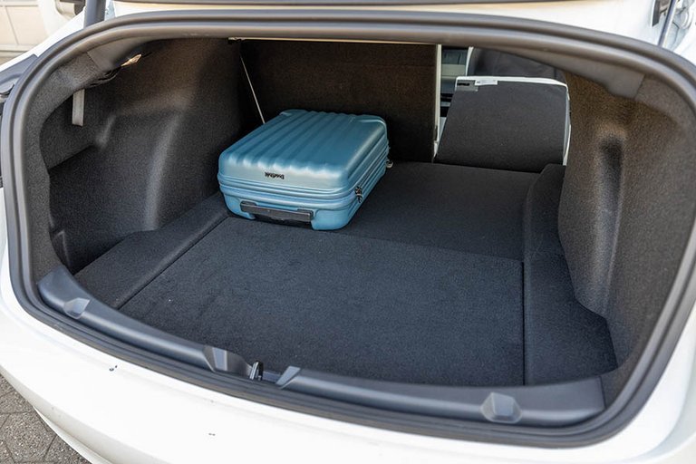 Bagagerummet har egen åbning, så Model 3 er en sedan.