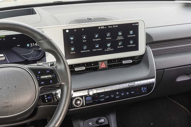 Skærmen til højre rummer foruden navigationsanlæg også en stor del af alle betjeningselementerne til bilen.