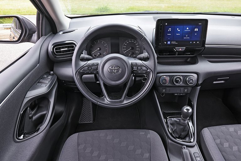 Førerpladsen i en Toyota Yaris
