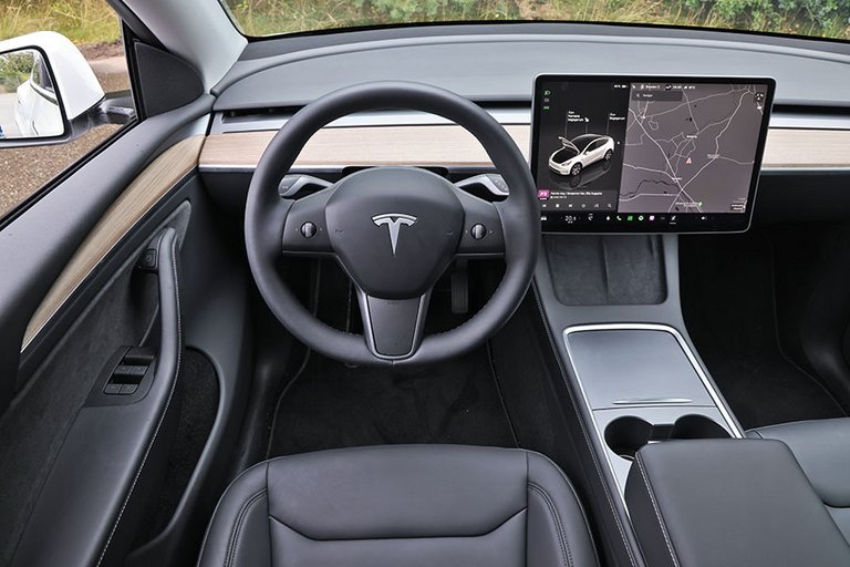 Førerpladsen i en Tesla Model Y