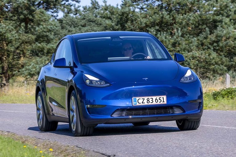 Tesla Model Y set forfra