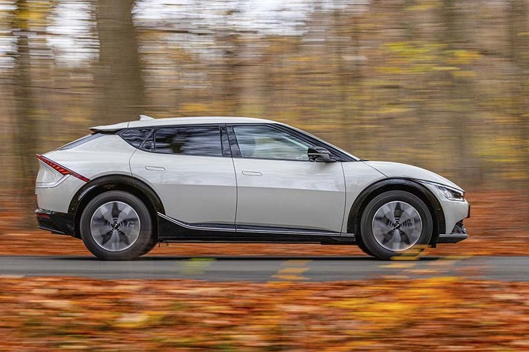 Styretøjet er let at betjene, og når man slipper speederen, kan man lade bilen motorbremse, så der opsamles energi til batteriet, i stedet for at bruge selve bremserne på bilen.