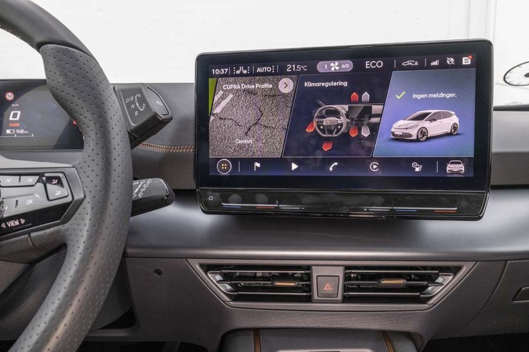 Skærmen er på 12 tommer og har navigation samt trådløs Android Auto og Apple CarPlay.