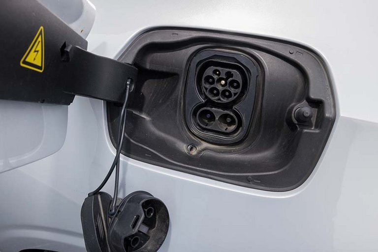 Polestar 1 kan lades med 11 kW hjemme og med op til 50 kW hurtigladning på farten.