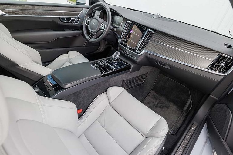 Førerpladsen er flot udformet på samme måde som i en Volvo S90.
