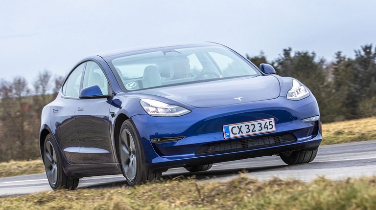Tesla Model 3 set forfra