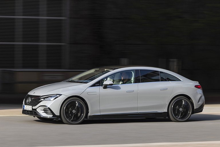 Her ser du Mercedes-EQ EQE fra siden, lidt specielt har den reelt ikke forskærme men i stedet en bred motorhjelm.