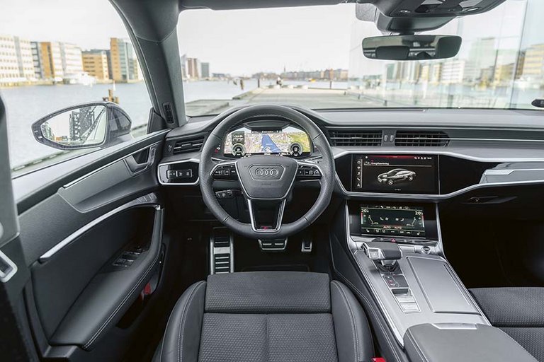 Førerpladsen er udformet i typisk Audi-stil med sorte materialer iblandet en god portion krom.