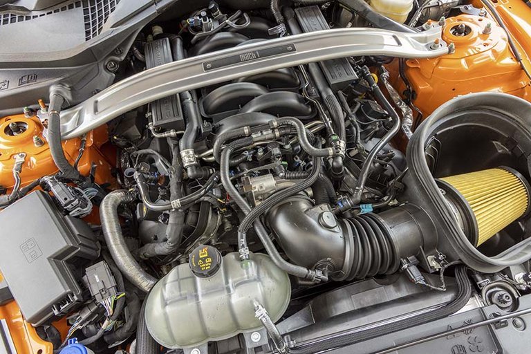 Luftfilteret er meget synligt i motorrummet, der generelt ikke pakker noget væk i plast,