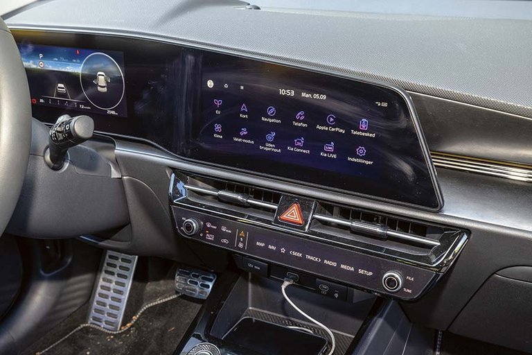 Der er Apple CarPlay og Android Auto, men de virker kun med kabel