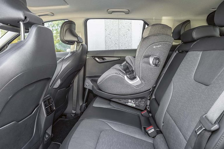 En autostol kan placeres i isofix-beslag ved de to yderpladser, og pladsen er fin til det. 