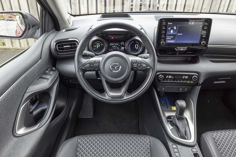 Select-udgaven har headup-display og digitale instrumenter.