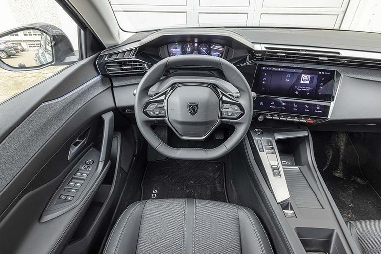 Peugeot holder fast i, at deres instrumenter skal placeres over rattet.