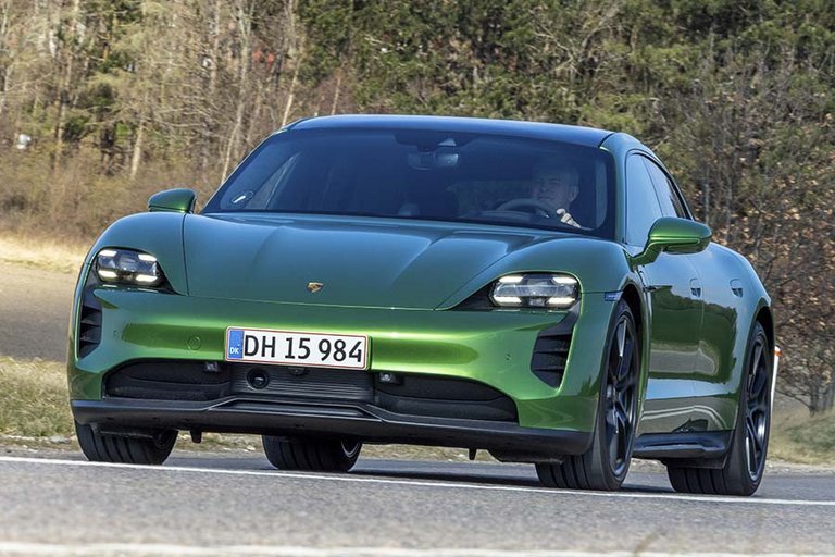 Porsche Taycan set forfra