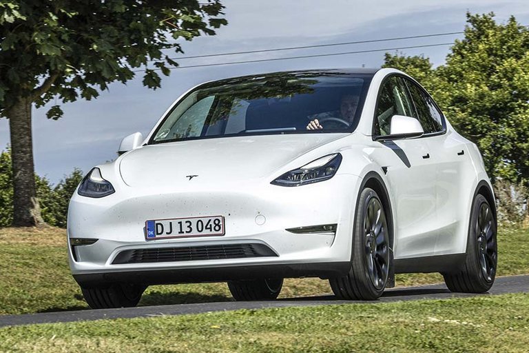 Tesla Model Y set forfra