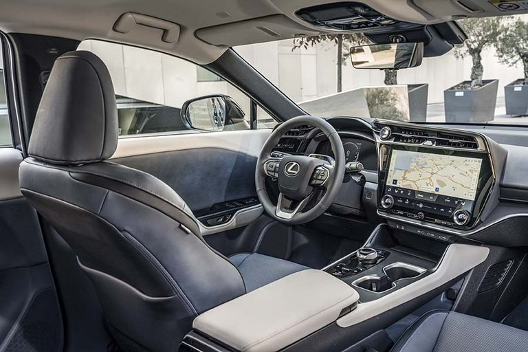 Kig ind i kabinen på Lexus RZ