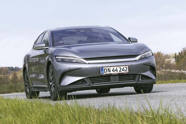 BYD Han kører på landevej