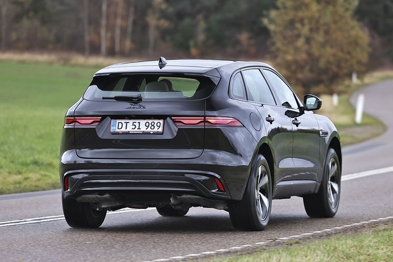 Jaguar F-Pace set bagfra, mens den kører på landevej