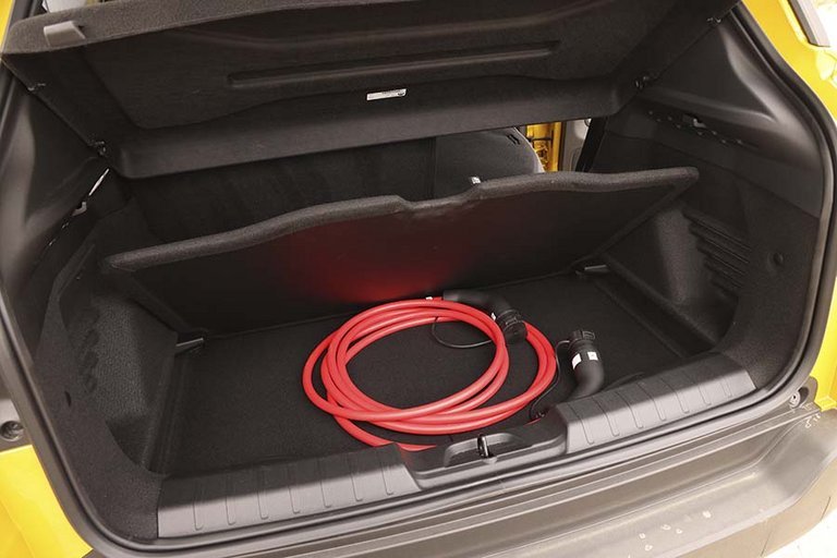 Bagagerum med ladekabler i en Jeep Avenger