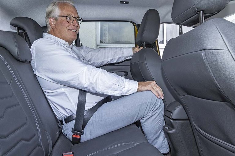 Passager på bagsædet af en Jeep Avenger