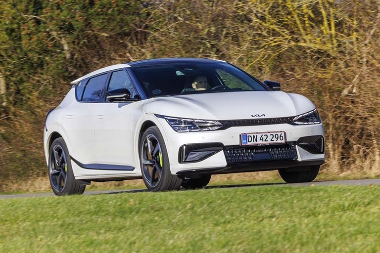 Kia EV6 GT kører på landevej