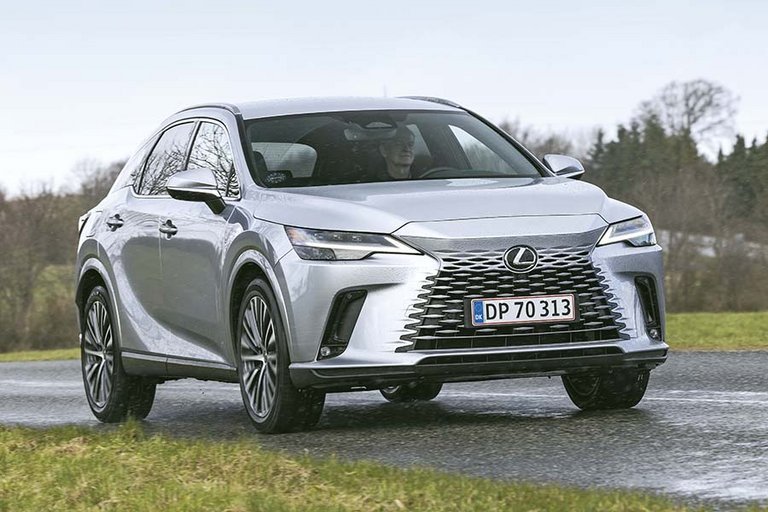 Sølvgrå Lexus RX holder på landevej