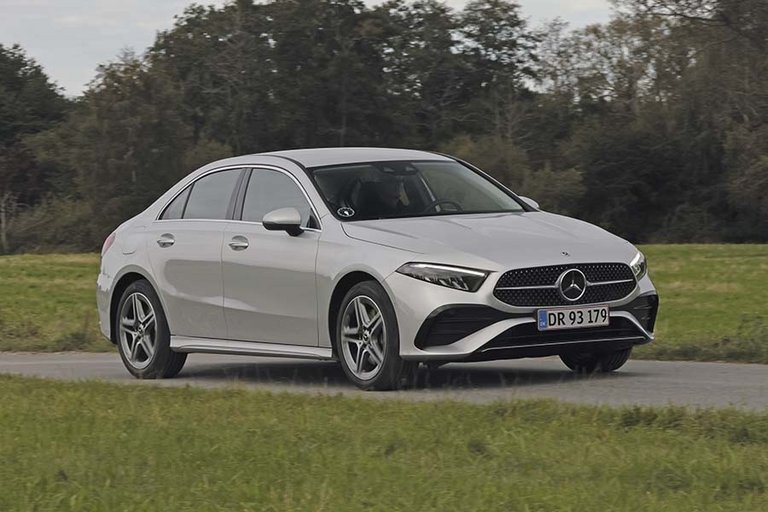 Mercedes-Benz A250e kører på landevej