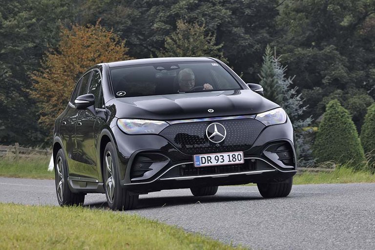 Elbilen Mercedes EQE SUV kører på en landevej