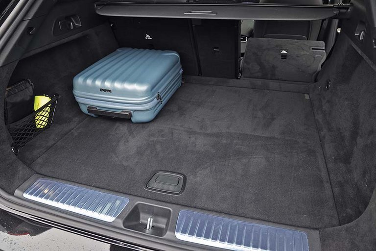 Bagagerummet i en Mercedes EQE SUV