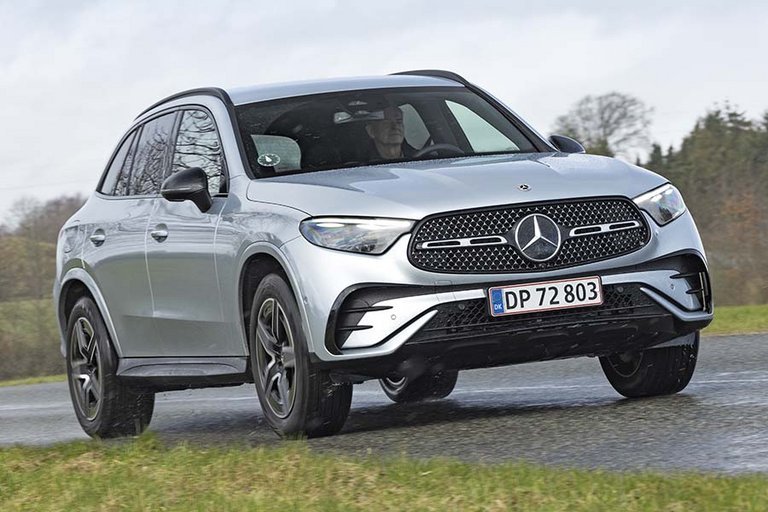 Mercedes GLC kører på en landevej med skov i baggrunden