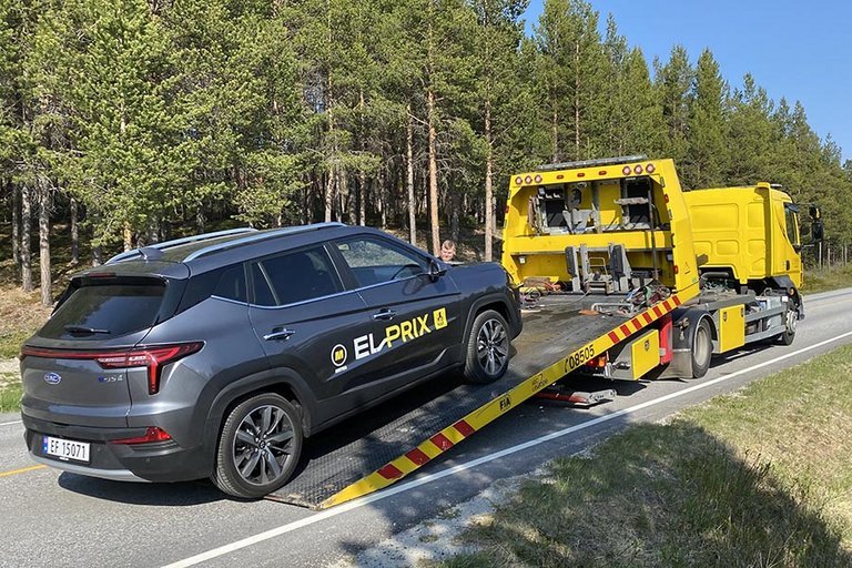 JAC e-JS4 bliver hentet af gul vejhjælpsbil.