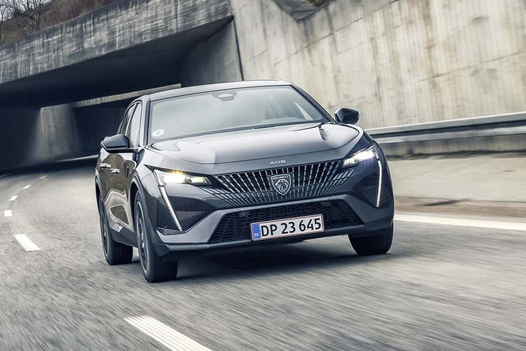 Peugeot 408 kører på motorvej